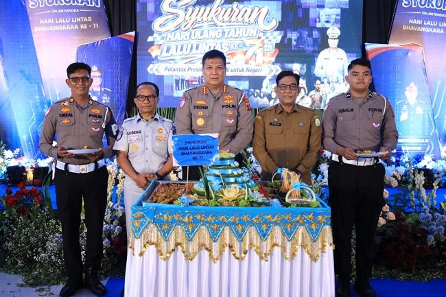 SERAHKAN HADIAH - Dirlantas Polda Aceh, Kombes Pol Deden Supriyatna Imhar menyerahkan hadiah kepada pemenang lomba video polisi cilik di Kantor Ditlantas Polda Aceh, Selasa (22/9/2026).