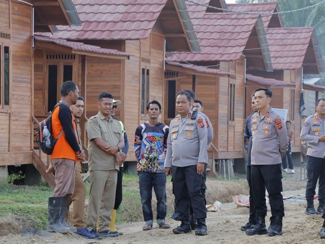 TINJAU HUNTAP - Kapolda Aceh Irjen Pol. Ruddi Setiawan saat meninjau progres pembangunan huntap Polri Presisi di Simpang Kanan, Kecamatan Kejuruan Muda, Kabupaten Aceh Tamiang, Selasa (22/9/2026). TINJAU HUNTAP - Kapolda Aceh Irjen Pol. Ruddi Setiawan saat meninjau progres pembangunan huntap Polri Presisi di Simpang Kanan, Kecamatan Kejuruan Muda, Kabupaten Aceh Tamiang, Selasa (22/9/2026).