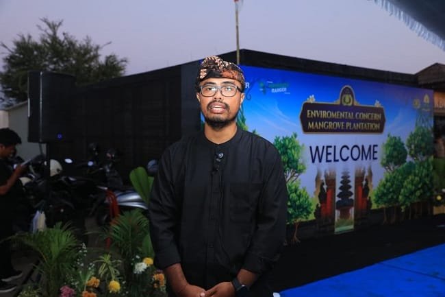 Penyarikan Desa Adat Pedungan Kadek Duwi Cahyadi saat pengamanan kegiatan penanaman mangrove di Mangrove Arboretum Park, Pedungan, Denpasar, Selasa (22/9/2026), yang diikuti para delegasi IAWP dari berbagai negara. Foto: Dok. Polri
