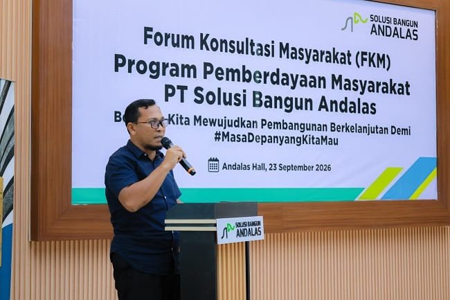Kepala Bappeda Aceh Besar Agus Husni SP menyampaikan sambutan mewakili Bupati Muharram Idris, beri sambutan dalam Forum Konsultasi Masyarakat Program Pemberdayaan Masyarakat PT SBA di Andalas Hall, Lhoknga, Aceh Besar, Rabu (23/9/2026). FOTO/ MC ACEH BESAR Kepala Bappeda Aceh Besar Agus Husni SP menyampaikan sambutan mewakili Bupati Muharram Idris, beri sambutan dalam Forum Konsultasi Masyarakat Program Pemberdayaan Masyarakat PT SBA di Andalas Hall, Lhoknga, Aceh Besar, Rabu (23/9/2026). FOTO/ MC ACEH BESAR