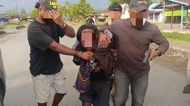 Satgas Damai Cartenz menangkap satu anggota KKB penembakan di Yahukimo/ Doc. Humas Damai Cartenz