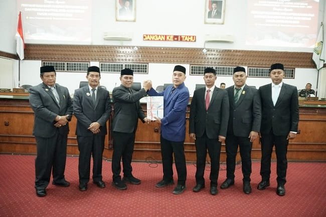 Penyerahan dokumen Rancangan KUPA dan PPAS Perubahan APBK 2026 dalam rapat paripurna DPRK Aceh Besar di Kota Jantho. Selasa (22/9/2026) malam. FOTO/ MC ACEH BESAR
