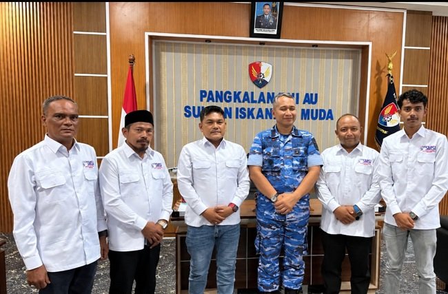 Ketua SMSI Aceh Besar Zulfikar, S.Pd., bersama pengurus saat melakukan audiensi dan silaturahmi dengan Danlanud Sultan Iskandar Muda Kolonel Pnb Suryo Anggoro, M.Tr.(Han), Rabu (23/9/2026), di Lanud SIM. Foto: (SMSI Aceh Besar). Ketua SMSI Aceh Besar Zulfikar, S.Pd., bersama pengurus saat melakukan audiensi dan silaturahmi dengan Danlanud Sultan Iskandar Muda Kolonel Pnb Suryo Anggoro, M.Tr.(Han), Rabu (23/9/2026), di Lanud SIM. Foto: (SMSI Aceh Besar).