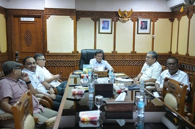 IKUT RAPAT KOORDINASI – Wagub Aceh, Fadhlullah, didampingi Asisten Perekonomian dan Pembangunan Sekda Aceh T. Robby Irza dan SKPA terkait mengikuti rapat koordinasi dan press release perkembangan rehab-rekon pembangunan infrastruktur pascabencana diwilayah Sumatera dengan Mendagri RI, Tito Karnavian. Rapat berlangsung secara daring di ruang rapat Wagub Aceh, Rabu (23/9/2026).