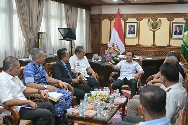 Wakil Gubernur Aceh Fadhlullah atau Dek Fadh menerima audiensi General Manager PT Angkasa Pura Rahmat Adil Indrawan bersama sejumlah instansi terkait untuk membahas penguatan layanan dan konektivitas Bandara Internasional Sultan Iskandar Muda (SIM), Banda Aceh, Rabu, 23 September 2026. (Foto: Humas Pemerintah Aceh)