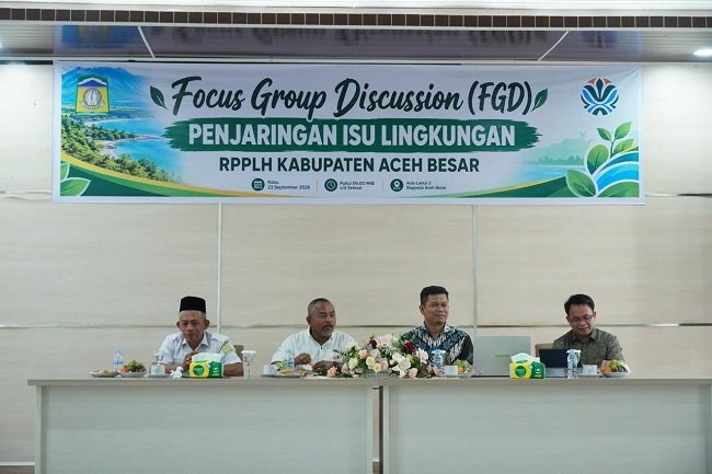 Asisten II Setdakab Aceh Besar, HM Ali SSos MSi, Kepala DLH Aceh Besar, Muwardi, S.H.,, dan para materi pada Focus Group Discussion (FGD) Penjaringan Isu Lingkungan RPPLH Kabupaten Aceh Besar, Rabu (23/9/2026). FOTO/MC ACEH BESAR