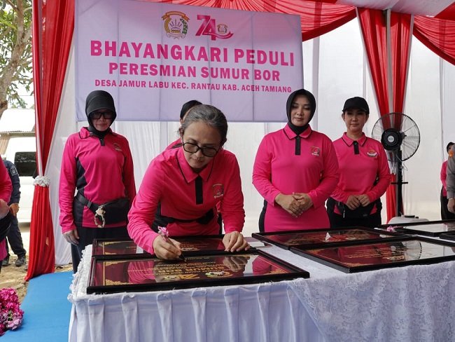 TEKEN PRASASTI — Ketua Umum Bhayangkari Ny. Juliati Sigit Prabowo menandatangani prasasti bantuan sumur bor Bhayangkari Peduli di Desa Jamur Labu, Kecamatan Rantau, Kabupaten Aceh Tamiang, Kamis (24/9/2026). TEKEN PRASASTI — Ketua Umum Bhayangkari Ny. Juliati Sigit Prabowo menandatangani prasasti bantuan sumur bor Bhayangkari Peduli di Desa Jamur Labu, Kecamatan Rantau, Kabupaten Aceh Tamiang, Kamis (24/9/2026).