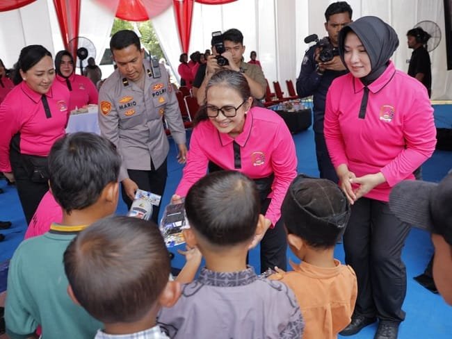 Kids Corner mewarnai rangkaian kegiatan Bhayangkari Peduli di Desa Jamur Labu, Kecamatan Rantau, Kabupaten Aceh Tamiang, Kamis (24/9/2026). Kids Corner mewarnai rangkaian kegiatan Bhayangkari Peduli di Desa Jamur Labu, Kecamatan Rantau, Kabupaten Aceh Tamiang, Kamis (24/9/2026).
