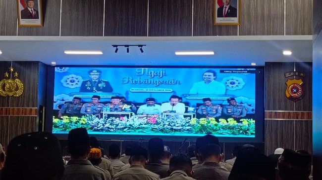 Kapolda Aceh Irjen Pol. Ruddi Setiawan mengikuti kegiatan Binroh berupa Ngaji Kebangsaan bersama Kapolri Jenderal Listyo Sigit Prabowo dan K.H. Ahmad Bahauddin Nursalim atau Gus Baha secara hybrid dari Gedung Presisi Polda Aceh, Banda Aceh, Sabtu (26/9/2026).