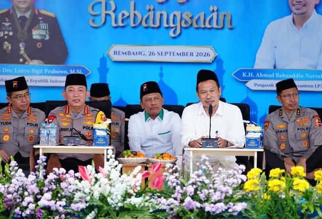 Foto: Puluhan ribu personel Polri bersama para santri mengikuti Ngaji Kebangsaan bersama KH Ahmad Bahauddin Nursalim atau Gus Baha. (dok Polri)