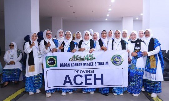 Foto bersama Tim BKMT Aceh Besar saat menghadiri Tasyakur Milad BKMT ke-45 di Indonesia Arena Senayan, Jakarta, Sabtu (26/9/2026). FOTO/ PROKOPIM ACEH BESAR Foto bersama Tim BKMT Aceh Besar saat menghadiri Tasyakur Milad BKMT ke-45 di Indonesia Arena Senayan, Jakarta, Sabtu (26/9/2026). FOTO/ PROKOPIM ACEH BESAR