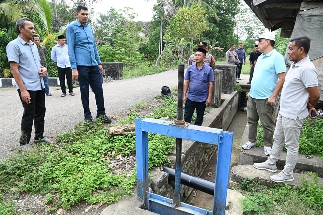 Staf Ahli Bupati Aceh Besar, Fata Muhammad SPd MM bersama warga tinjau saluran irigasi yag rusak di Gampong Lambarih Jurong Raya, Kecamatan Suka Makmur, Aceh Besar, Minggu (27/9/2026). FOT/OMC ACEH BESAR Staf Ahli Bupati Aceh Besar, Fata Muhammad SPd MM bersama warga tinjau saluran irigasi yag rusak di Gampong Lambarih Jurong Raya, Kecamatan Suka Makmur, Aceh Besar, Minggu (27/9/2026). FOT/OMC ACEH BESAR