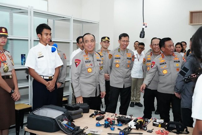 Wakapolri Komjen Pol Dedi Prasetyo tinjau kesiapan fasilitas dan ekosistem pendidikan SMA Kemala Taruna Bhayangkara jelang penerimaan Angkatan Ketiga di Gunung Sindur, Bogor, Selasa (29/9/2026). Foto: Polri