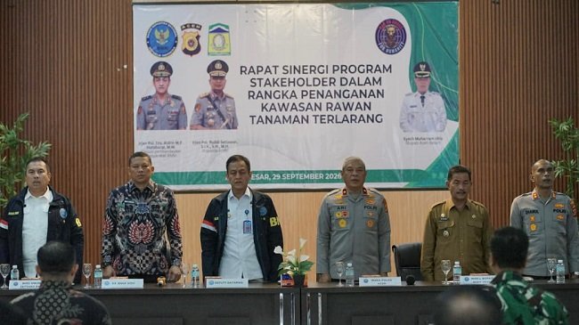 Wakapolda Aceh Brigjen Pol. Ari Wahyu Widodo bersama Deputi Bidang Pemberdayaan Masyarakat BNN RI Irjen Pol. Dr. Aldrin MP Hutabarat, Wakil Bupati Aceh Besar Drs. Syukri A. Jalil, serta para pemangku kepentingan berfoto bersama usai Rapat Kerja Sinergi Program Stakeholder pada Kawasan Rawan Tanaman Terlarang di Aceh Besar, Selasa (29/9/2026). FOTO/Humas Polda Aceh Wakapolda Aceh Brigjen Pol. Ari Wahyu Widodo bersama Deputi Bidang Pemberdayaan Masyarakat BNN RI Irjen Pol. Dr. Aldrin MP Hutabarat, Wakil Bupati Aceh Besar Drs. Syukri A. Jalil, serta para pemangku kepentingan berfoto bersama usai Rapat Kerja Sinergi Program Stakeholder pada Kawasan Rawan Tanaman Terlarang di Aceh Besar, Selasa (29/9/2026). FOTO/Humas Polda Aceh