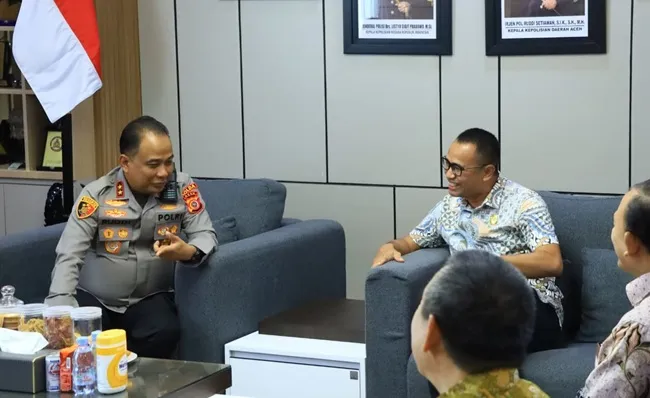 Kapolda Aceh Irjen Pol. Ruddi Setiawan berbincang dengan Asisten Deputi Kementerian PAN-RB saat menerima kunjungan silaturahmi di ruang kerjanya, Banda Aceh, Rabu (30/9/2026). FOTO/Humas Polda Aceh Kapolda Aceh Irjen Pol. Ruddi Setiawan berbincang dengan Asisten Deputi Kementerian PAN-RB saat menerima kunjungan silaturahmi di ruang kerjanya, Banda Aceh, Rabu (30/9/2026). FOTO/Humas Polda Aceh