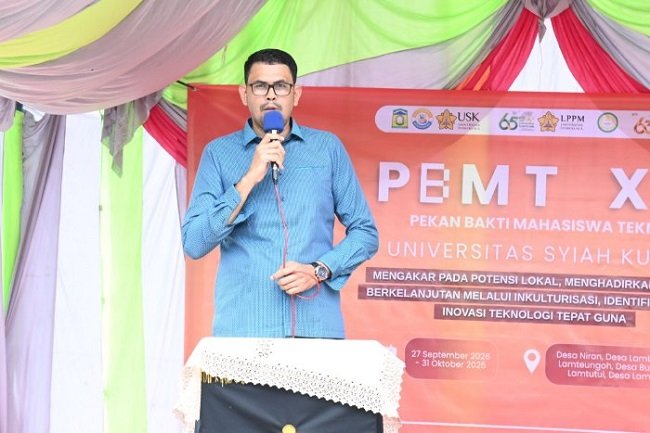 Staf Ahli Bupati Aceh Besar, Fata Muhammad SPd MM sampaikan sambutan dan membuka Bakti Mahasiswa Teknik USK di Gampong Lambarih Jurong Raya, Kecamatan Suka Makmur, Aceh Besar, Minggu (27/9/2026). FOTO/ ACEH BESAR
