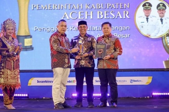 Bupati Aceh Besar H Muharram Idris (Syech Muharram), terima penghargaan Serambi Awards 2026, kategori Penggerak Kedaulatan Pangan Kabupaten Aceh Besar, dalam ajang Gebrakan Pemimpin yang digelar di AAC Dayan Dawood, Darussalam, Kota Banda Aceh