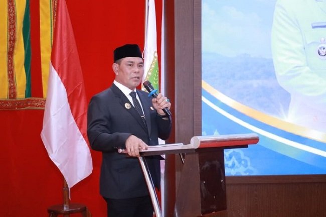 Bupati Aceh Besar H. Muharram Idris menyampaikan sambutan dan arahan pada Pengukuhan LKKS Kabupaten Aceh Besar Masa Bakti 2025–2030 di Meuligoe Bupati Aceh Besar, Kota Jantho, Rabu (16/9/2026). FOTO/ MC ACEH BESAR