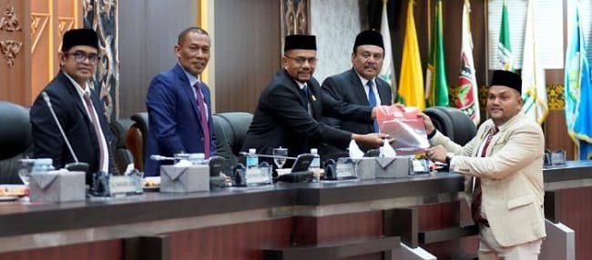 Wakil Ketua DPRA Ir. H. Saifuddin Muhammad (Yah Fud) memimpin Rapat Paripurna DPRA dengan agenda penyampaian pendapat Badan Anggaran terhadap Rancangan Qanun Aceh tentang Pertanggungjawaban Pelaksanaan APBA Tahun Anggaran 2025 di Gedung DPRA, Banda Aceh, Rabu (26/8/2026).