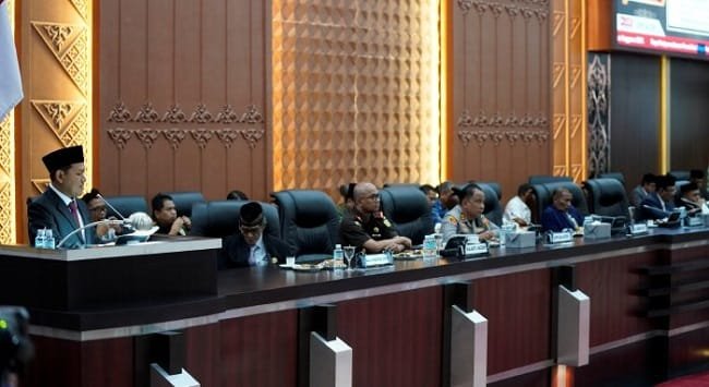 Wakil Gubernur Aceh Fadhlullah menyampaikan jawaban dan tanggapan Pemerintah Aceh terhadap pendapat Badan Anggaran DPRA dalam Rapat Paripurna di Gedung DPRA, Banda Aceh, Kamis (27/8/2026).