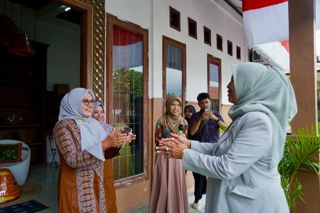 Ketua Harian Dekranasda Aceh Besar Nurbaiti, menyambut kunjungan 40 siswa MAN 1 Model Banda Aceh ke Rumoh Batik Malaka, Gampong Lam Ara, Kecamatan Kuta Malaka, Aceh Besar, Senin (21/9/2026) FOTO/MC ACEH BESAR Ketua Harian Dekranasda Aceh Besar Nurbaiti, menyambut kunjungan 40 siswa MAN 1 Model Banda Aceh ke Rumoh Batik Malaka, Gampong Lam Ara, Kecamatan Kuta Malaka, Aceh Besar, Senin (21/9/2026) FOTO/MC ACEH BESAR