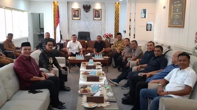 Wakil Gubernur Aceh Fadhlullah, S.E. bersama Ketua Dewan Perwakilan Rakyat Aceh (DPRA) Zulfadhli, A.Md. saat membahas perkembangan perubahan atas Undang-Undang Nomor 11 Tahun 2006 tentang Pemerintahan Aceh (UUPA), (Foto: Humas Pemprov Aceh) Wakil Gubernur Aceh Fadhlullah, S.E. bersama Ketua Dewan Perwakilan Rakyat Aceh (DPRA) Zulfadhli, A.Md. saat membahas perkembangan perubahan atas Undang-Undang Nomor 11 Tahun 2006 tentang Pemerintahan Aceh (UUPA), (Foto: Humas Pemprov Aceh)