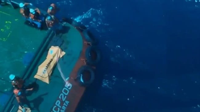Tim SAR gabungan mengevakuasi jenazah korban KM Virgo Transport 8 dari kapal tongkang di perairan selatan Banjarmasin, Kalimantan Selatan, Selasa, 15 September 2026 (Foto: Dokumentasi/Humas Polri) Tim SAR gabungan mengevakuasi jenazah korban KM Virgo Transport 8 dari kapal tongkang di perairan selatan Banjarmasin, Kalimantan Selatan, Selasa, 15 September 2026 (Foto: Dokumentasi/Humas Polri)