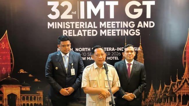 MENGHADIRI RAKOR – Mendagri Muhammad Tito Karnavian menggandeng tangan Wakil Gubernur Aceh, Fadhlullah (Dek Fadh) saat menghadiri Rapat Koordinasi Gubernur se-Sumatera dalam rangkaian agenda Pertemuan Tingkat Menteri IMT-GT ke-32, di JW Marriott Hotel, Kota Medan, Sumatera Utara, Rabu (9/9/2026).