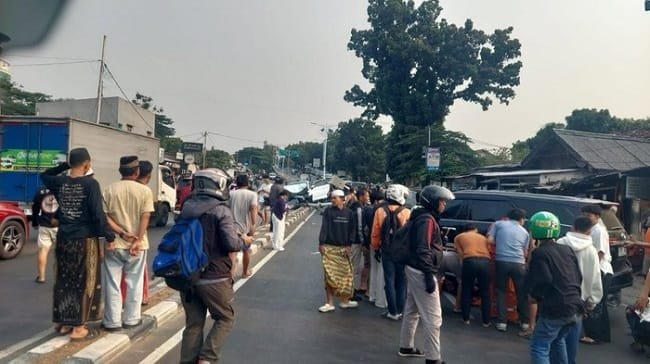 Kecelakaan beruntun melibatkan sejumlah mobil dan motor di Kembangan, Jakarta Barat (Foto: dok. TMC Polda Metro Jaya) Kecelakaan beruntun melibatkan sejumlah mobil dan motor di Kembangan, Jakarta Barat (Foto: dok. TMC Polda Metro Jaya)