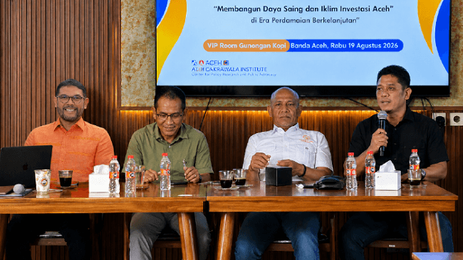 Narasumber dan peserta mengikuti Diskusi Publik bertema “Membangun Daya Saing dan Iklim Investasi Aceh di Era Perdamaian Berkelanjutan” yang digelar Aceh Cakrawala Institute (ACI) di VIP Room Gunongan Kopi, Banda Aceh, Rabu 19/08/2026. Narasumber dan peserta mengikuti Diskusi Publik bertema “Membangun Daya Saing dan Iklim Investasi Aceh di Era Perdamaian Berkelanjutan” yang digelar Aceh Cakrawala Institute (ACI) di VIP Room Gunongan Kopi, Banda Aceh, Rabu 19/08/2026.