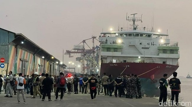 MV Haida pengangkut korban Kapal Virgo Transport 8 tiba di Banjarmasin. (Khairun Nisa/detikKalimantan) MV Haida pengangkut korban Kapal Virgo Transport 8 tiba di Banjarmasin. (Khairun Nisa/detikKalimantan)
