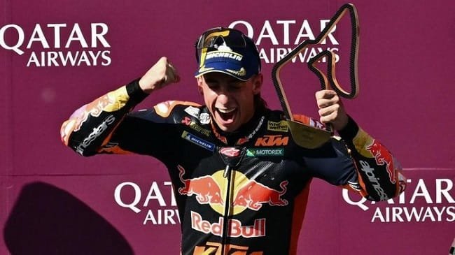 Pedro Acosta juara di MotoGP Austria, selalu ingat-ingat saat juara Moto2 di Mandalikan. (Foto: AFP/JOE KLAMAR) Pedro Acosta juara di MotoGP Austria, selalu ingat-ingat saat juara Moto2 di Mandalikan. (Foto: AFP/JOE KLAMAR)