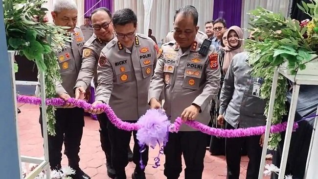 POTONG PITA – Kapolda Aceh Irjen Pol. Ruddi Setiawan melakukan pemotongan pita sebagai tanda peresmian Gedung Rueng Seumangat Presisi Polda Aceh, Rabu (16/9/2026).