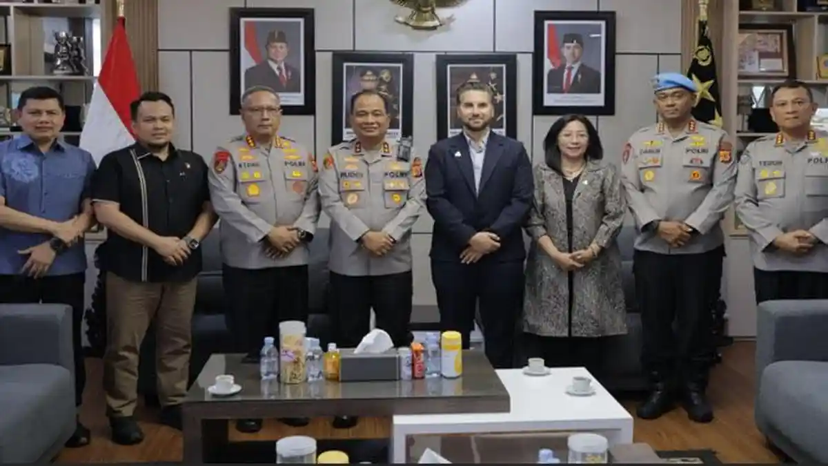 FOTO BERSAMA – Kapolda Aceh Irjen Pol Ruddi Setiawan bersama sejumlah jajaran PJU Polda Aceh berfoto bersama delegasi RCMP seusai pertemuan di ruang kerja Kapolda Aceh, Selasa (15/9/2026).