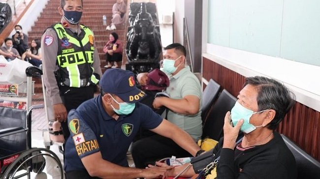 Polisi memberikan layanan kesehatan kepada pengguna jasa di Terminal 1, 2, dan 3 Bandara Soetta (dok istimewa)