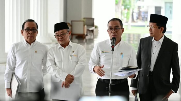 Mendiktisaintek Brian Yuliarto memberikan keterangan pers kepada awak media di Istana Merdeka Jakarta, Rabu (23/9/2026). Foto: BPMI Setpres/Kris Mendiktisaintek Brian Yuliarto memberikan keterangan pers kepada awak media di Istana Merdeka Jakarta, Rabu (23/9/2026). Foto: BPMI Setpres/Kris