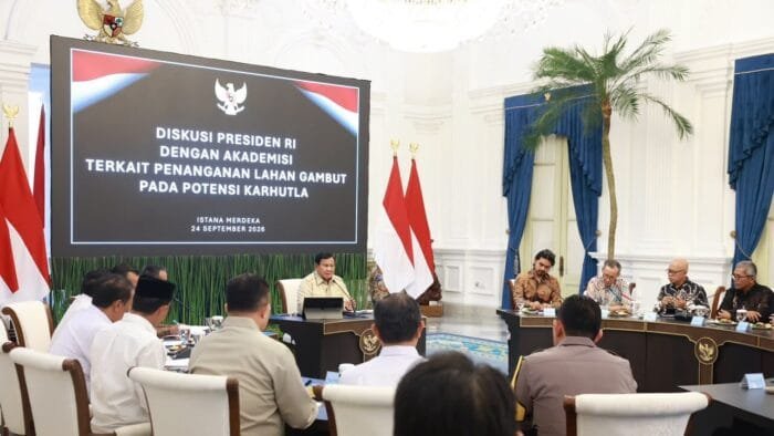 Presiden Prabowo bersama sejumlah akademisi mengenai pengelolaan lahan gambut dan potensi kebakaran yang digelar di Istana Merdeka, Jakarta, Kamis (24/9/2026). Foto: BPMI Setpres Presiden Prabowo bersama sejumlah akademisi mengenai pengelolaan lahan gambut dan potensi kebakaran yang digelar di Istana Merdeka, Jakarta, Kamis (24/9/2026). Foto: BPMI Setpres