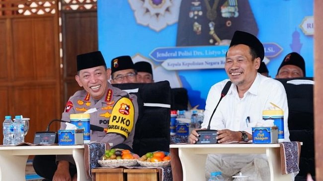 Foto: Puluhan ribu personel Polri bersama para santri mengikuti Ngaji Kebangsaan bersama KH Ahmad Bahauddin Nursalim atau Gus Baha. (dok Polri) Foto: Puluhan ribu personel Polri bersama para santri mengikuti Ngaji Kebangsaan bersama KH Ahmad Bahauddin Nursalim atau Gus Baha. (dok Polri)