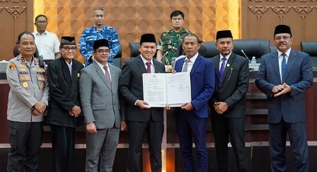 Wakil Ketua DPRA H. Ali Basrah memimpin Rapat Paripurna dengan agenda pendapat akhir fraksi dan persetujuan bersama Rancangan Qanun Aceh tentang Pertanggungjawaban Pelaksanaan APBA Tahun Anggaran 2025 di Gedung Utama DPRA, Banda Aceh, Kamis (27/8/2026). Wakil Ketua DPRA H. Ali Basrah memimpin Rapat Paripurna dengan agenda pendapat akhir fraksi dan persetujuan bersama Rancangan Qanun Aceh tentang Pertanggungjawaban Pelaksanaan APBA Tahun Anggaran 2025 di Gedung Utama DPRA, Banda Aceh, Kamis (27/8/2026).