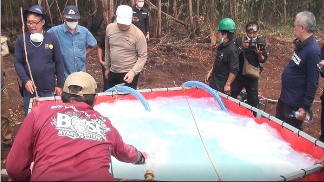 Uji coba cairan Shabodama untuk tangani karhutla Kalteng. Foto: Dok. Polda Kalteng Uji coba cairan Shabodama untuk tangani karhutla Kalteng. Foto: Dok. Polda Kalteng