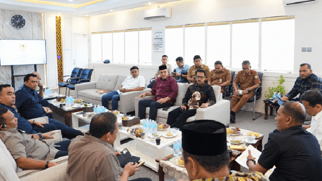 Ketua DPRA Zulfadhli bersama Wakil Gubernur Aceh Fadhlullah dan jajaran pimpinan serta ketua fraksi DPRA mengikuti pertemuan membahas revisi UUPA, dana Otsus, dan sejumlah agenda kekhususan Aceh di Ruang Rapat Ketua DPRA, Banda Aceh, Senin (14/9/2026). Ketua DPRA Zulfadhli bersama Wakil Gubernur Aceh Fadhlullah dan jajaran pimpinan serta ketua fraksi DPRA mengikuti pertemuan membahas revisi UUPA, dana Otsus, dan sejumlah agenda kekhususan Aceh di Ruang Rapat Ketua DPRA, Banda Aceh, Senin (14/9/2026).