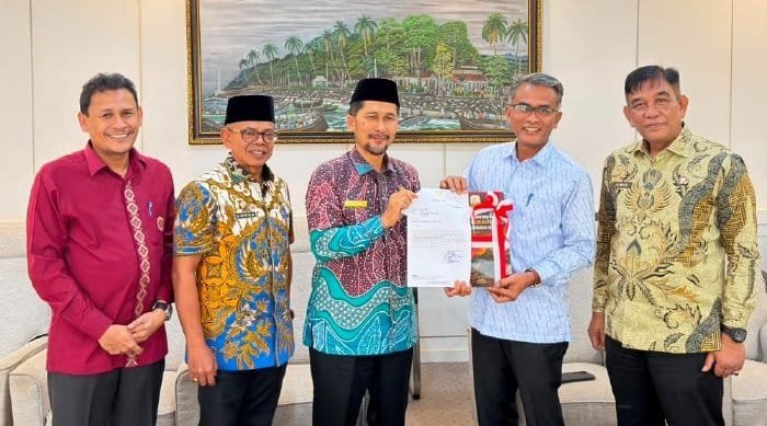 Pemerintah Aceh melalui TAPA secara resmi menyerahkan dokumen KUA-PPAS Tahun Anggaran 2027 kepada DPRA, Kamis (2/7/2026). Foto: dok. DPRA