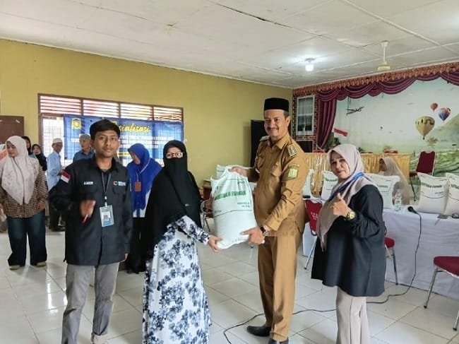Camat Kuta Baro Zahrul Fuadi SE MM, menyerahkan bantuan pangan beras kepada warga, di Gedung UDKP Kecamatan Kuta Baro, Kabupaten Aceh Besar, Selasa (1/9/2026). FOTO/ MC ACEH BESAR Camat Kuta Baro Zahrul Fuadi SE MM, menyerahkan bantuan pangan beras kepada warga, di Gedung UDKP Kecamatan Kuta Baro, Kabupaten Aceh Besar, Selasa (1/9/2026). FOTO/ MC ACEH BESAR