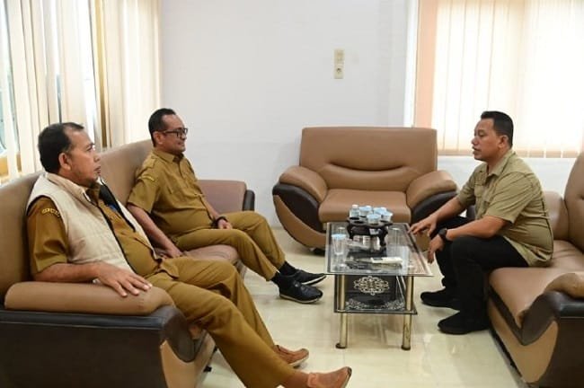 Kepala Diskominfo Aceh Besar Imam Munandar, S.TP bersilaturahmi dan berdialog dengan Sekretaris Diskominfo Aceh Besar Khairul Huda, S.Kom., MM., Kepala Bidang Media, Informasi, Persandian, Pos dan Telekomunikasi Mariadi, ST., MM.