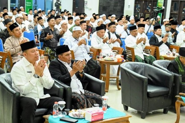Bupati Aceh Besar, H Muharram Idris hadiri Milad Himpunan Ulama Dayah Aceh (HUDA) Ke 27 di Asrama Haji, Banda Aceh, Senin (14/9/2026) malam. FOTO/MC ACEH BESAR Bupati Aceh Besar, H Muharram Idris hadiri Milad Himpunan Ulama Dayah Aceh (HUDA) Ke 27 di Asrama Haji, Banda Aceh, Senin (14/9/2026) malam. FOTO/MC ACEH BESAR
