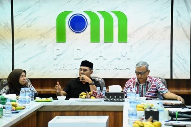 Bupati Aceh Besar, H Muharram Idris sampaikan sambutan dalam pertemuan dengan BPK RI Aceh di Aula Meeting PDAM Tirta Mountala, Gampong Siron, Kecamatan Ingin Jaya, Aceh Besar, Jumat (25/9/2026). FOTO/MC ACEH BESAR Bupati Aceh Besar, H Muharram Idris sampaikan sambutan dalam pertemuan dengan BPK RI Aceh di Aula Meeting PDAM Tirta Mountala, Gampong Siron, Kecamatan Ingin Jaya, Aceh Besar, Jumat (25/9/2026). FOTO/MC ACEH BESAR