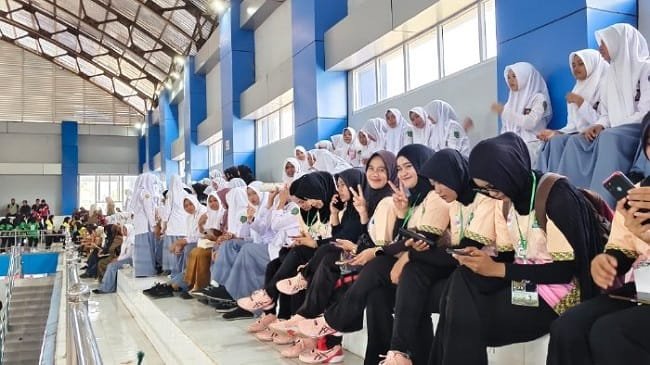 Ratusan pelajar Aceh Besar hadir menyaksikan pembukaan Pra PORA Bola Voli 2026 di JSC Kota Jantho, Senin (7/9/2026). FOTO/ MC ACEH BESAR Ratusan pelajar Aceh Besar hadir menyaksikan pembukaan Pra PORA Bola Voli 2026 di JSC Kota Jantho, Senin (7/9/2026). FOTO/ MC ACEH BESAR