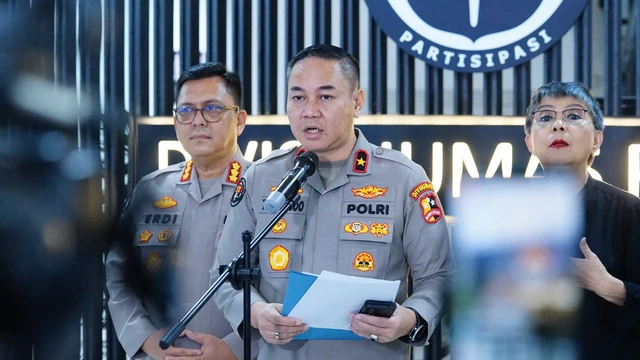 Karo Penmas Divisi Humas Polri Brigjen Pol. Trunoyudo Wisnu Andiko mengimbau masyarakat agar waspada terhadap bahaya judi online dan penipuan digital serta melindungi diri dan keluarga dari dampaknya. (16/10/2026)