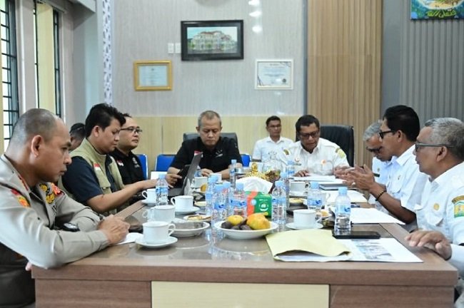 Tim Satgas PRR Pascabencana Aceh yang dipimpin Marsda TNI Mohammad Nurdin melakukan pertemuan dengan Sekda Kabupaten Aceh Besar Bahrul Jamil dan OPD terkait di ruang kerja Sekdakab Aceh Besar, Rabu (14/10/2026). Foto: MC Aceh Besar