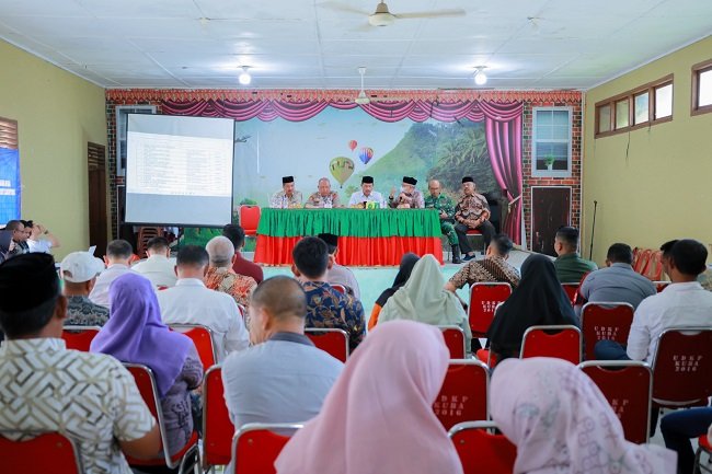 Wakil Bupati Aceh Besar Drs H Syukri memimpin rapat teknis pelaksanaan MTQ ke-35 Kabupaten Aceh Besar di UDKP Kecamatan Kuta Baro, Kamis (8/10/2026) siang. FOTO/ MC ACEH BESAR